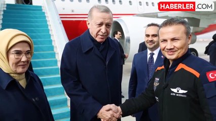 Bir araya geldiler! Gezeravcı 18 gündür yanında bulunan Türk bayrağını Erdoğan'a takdim etti