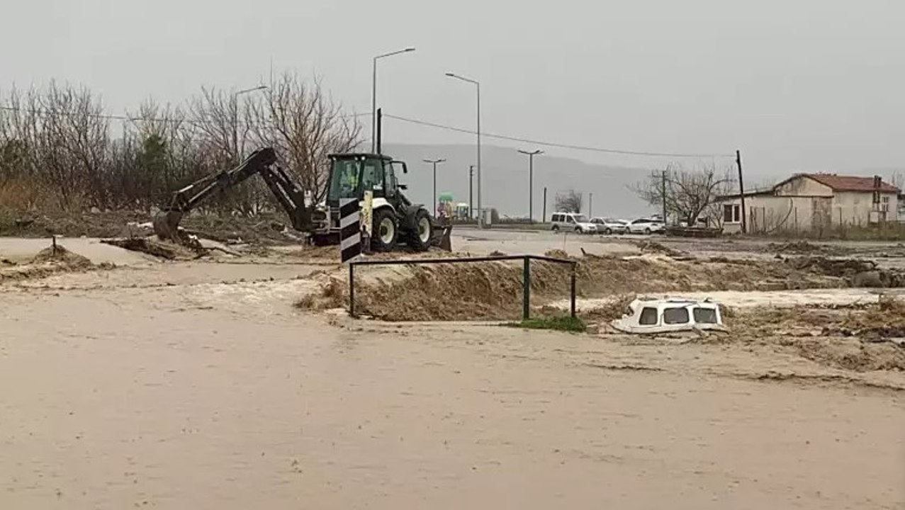 Çanakkale'de sağanak sonrası Kepez Çayı taştı
