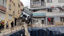 Aydın'da beton dökme aracı yan yattı, bir apartmana zarar verdi