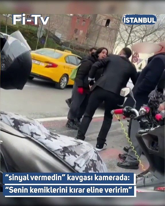 Fatih’te bir kadın motorcu sinyal vermeden önüne kırdığını iddia ettiği bir sürücü ile yolun ortasında tartışma yaşadı. Adam kendisine tepki gösteren kadına, “Bak senin kemiklerini kırar eline veririm"