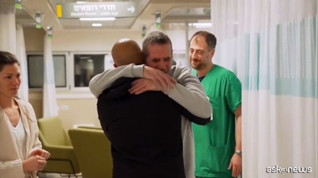 I due ostaggi israeliani liberati a Rafah riabbracciano le famiglie
