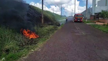 Video herunterladen: Incêndio em vegetação mobiliza Corpo de Bombeiros no Cataratas