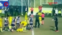 Maçta ilginç anlar: Kadın hakem itekledi, futbolcu defalarca yuvarlandı