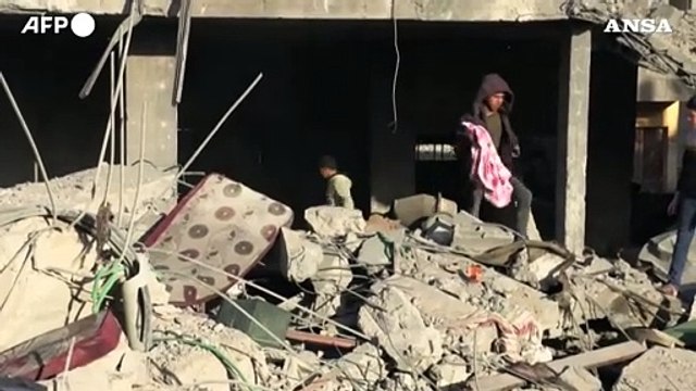 Gaza, bombardamenti notturni su Rafah: la conta dei danni tra le macerie