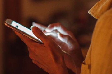 قرية فرنسية تمنع استخدام الهاتف في الأماكن العامة