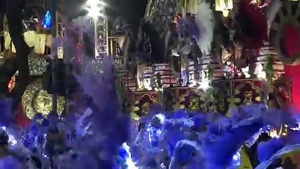 أجواء ساحرة ورسائل سياسية في أبرز ليالي كرنفال ريو البرازيلي