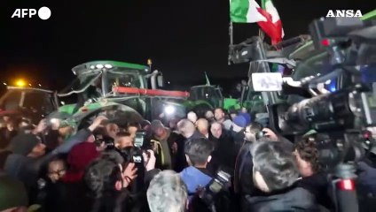 Lollobrigida al presidio dei trattori, saluti e strette di mano