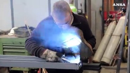 Male la produzione industriale nel 2023, giu' del 2,5%. Dato piu' basso dopo il tonfo della pandemia