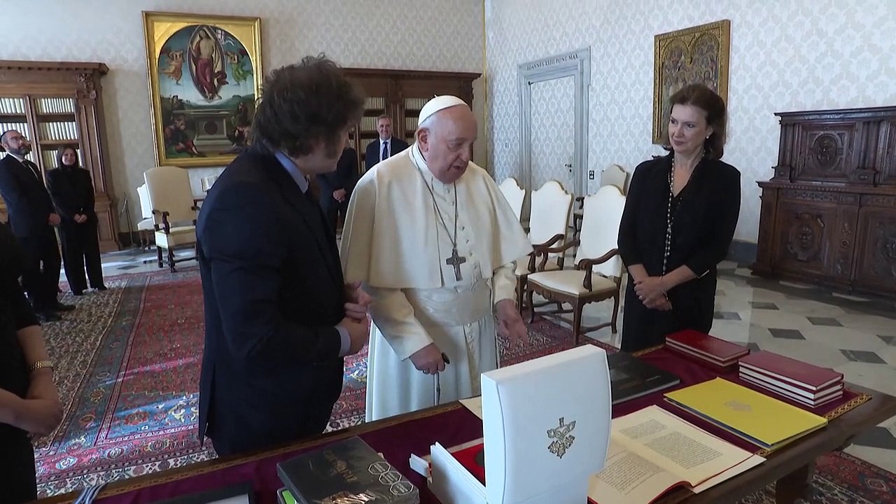 Tras los abrazos, los alfajores: Milei se reúne con Francisco en el Vaticano
