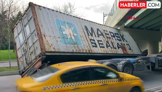 Bakırköy'de TIR'ın Taşıdığı Konteyner Üst Geçide Çarptı