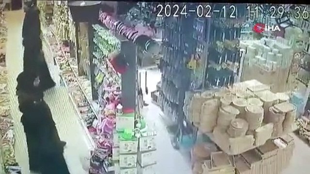 İnegöl'de çaldığı ürünleri montuna saklayan hırsız kamerada