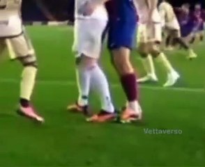 Pau Cubarsí recibe un fuerte pisotón en un córner contra el Granada ⚽