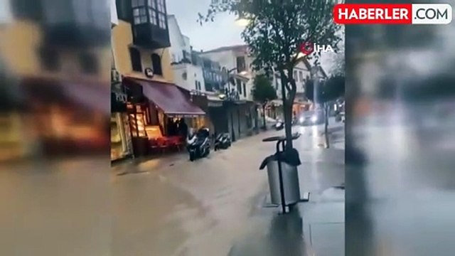 Ünlü tatil merkezi Çeşme'de sağanak yağış sonrası caddeler göle döndü