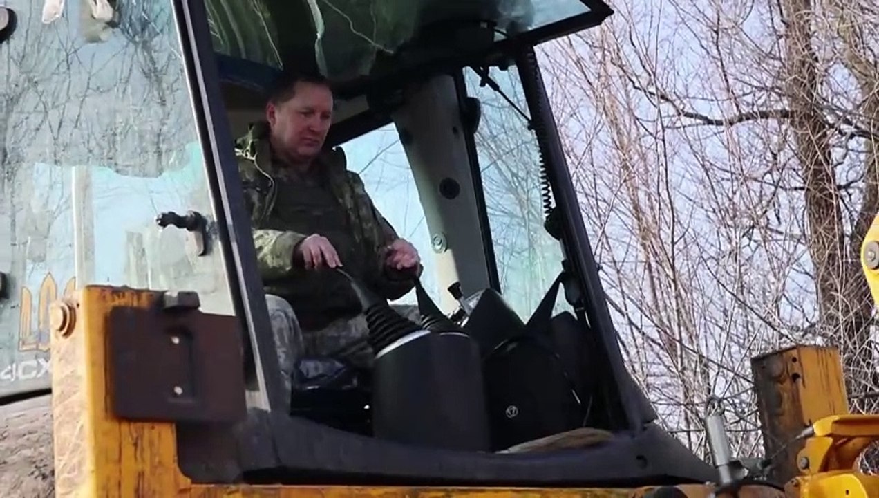 Ukrainian soldiers dig trenches in the face of Russian attacks