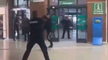 Un hombre irrumpe en Plaza de Armas con un objeto punzante