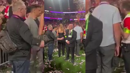 El momentazo de Kelce y Taylor Swift a pie de campo con una frase 100% Hollywood