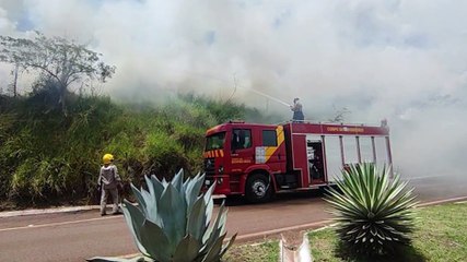 Cuidado! Fumaça de incêndio em vegetação reduz visibilidade na BR-467 em Cascavel