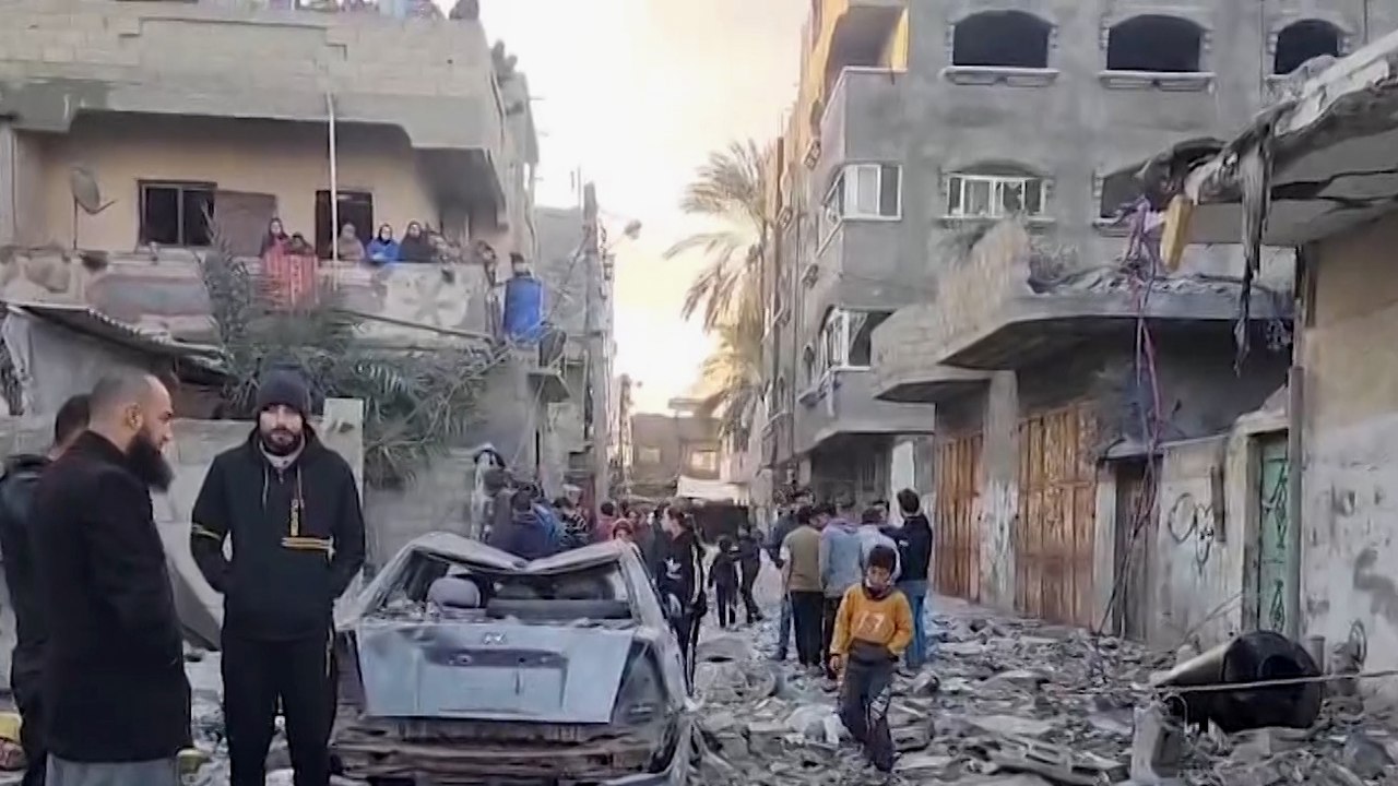 عشرات الشهداء والجرحى بقصف إسرائيلي على منزل بدير البلح