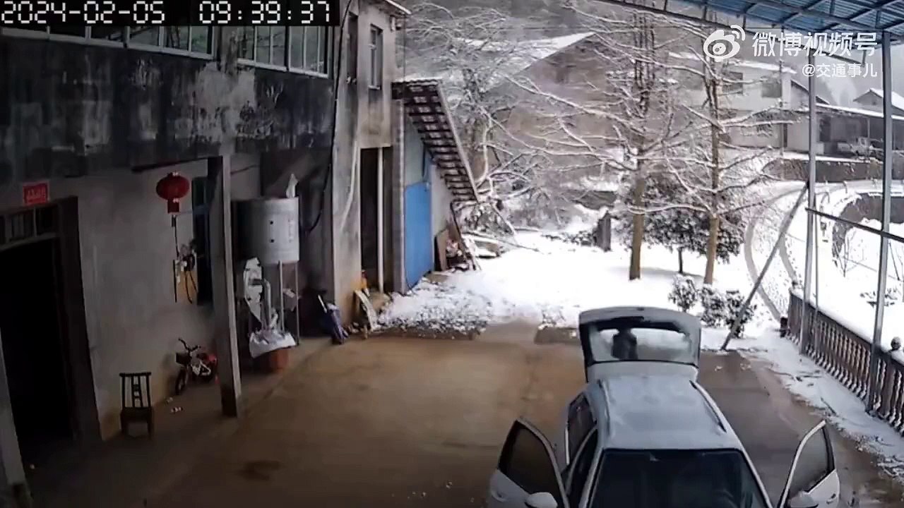 Il échappe de peu au pire en entendant un bruit sur le toit