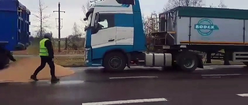 Les agriculteurs ont paralysé les postes frontières entre la Pologne et l’Ukraine pendant au moins 30 jours.des agriculteurs polonais déchargent des camions remplis de céréales ukrainiennes