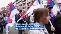 Miles de serbios protestan en Mitrovica por la prohibición del dinar serbio en Kósovo