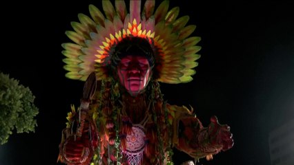 La comparsa de los yanomami en el Carnaval de Río de Janeiro