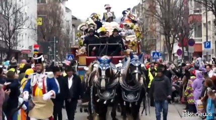 In Germania spunta il carro di carnevale con Olaf Scholz "pirata"
