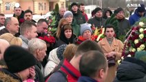 Ucraina, a Kharkiv i funerali di una famiglia uccisa in un incendio dopo attacco russo