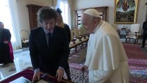 Milei se reúne com papa Francisco no Vaticano