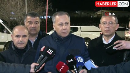 Video herunterladen: Bakan Yerlikaya, toprak kayması sonucu 9 kişinin toprak altında kaldığı maden sahasında açıklamalarda bulundu