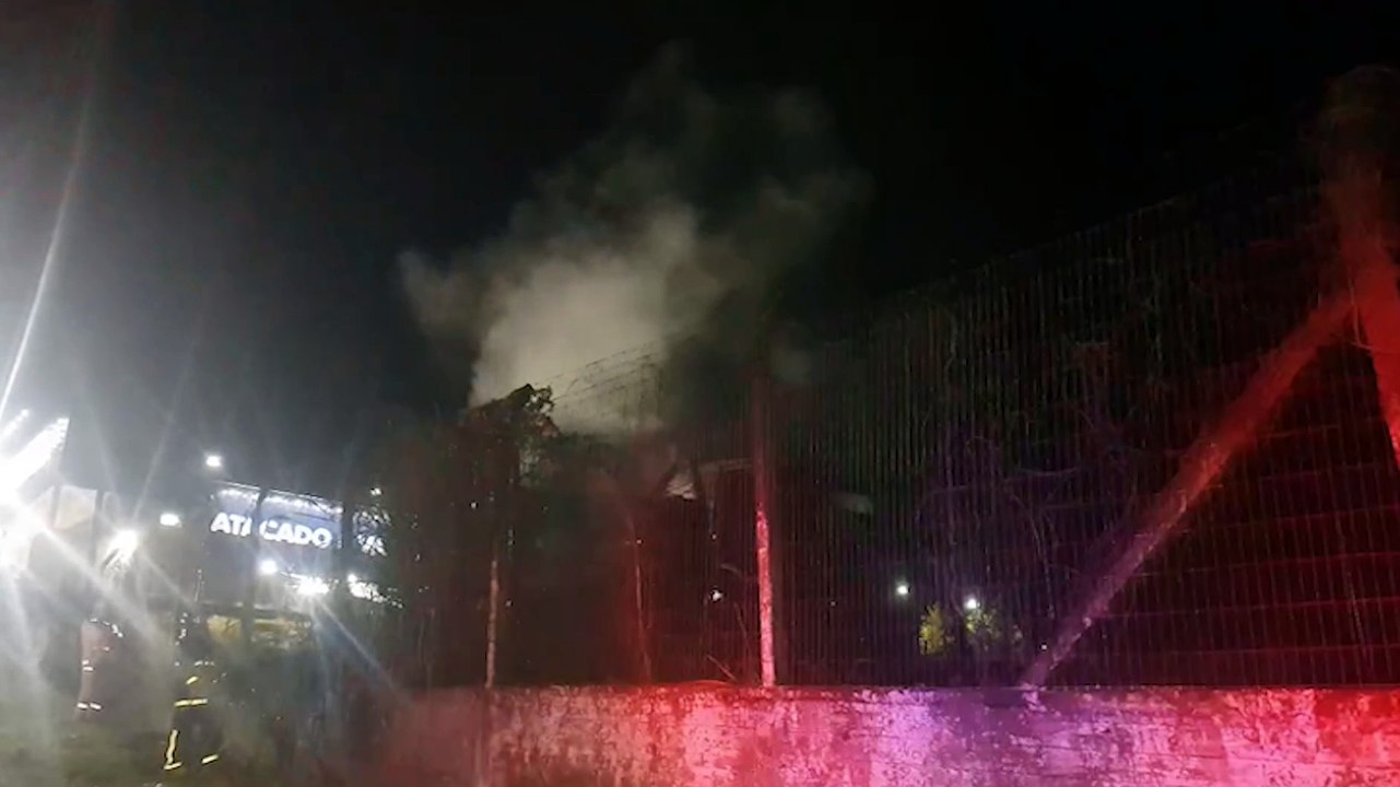 Incêndio criminoso em veículos é combatido pelo Corpo de Bombeiros no Cascavel Velho