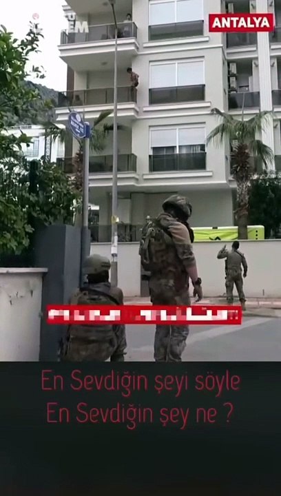 Kendisini intihar etmemeye ikna etmek isteyen polise en sevdiği şeyi soran vatandaş ve aldığı yanıttan pek memnun olmaması  