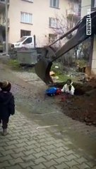 Sokakta olan çalışmayı görüp oyuncak kamyonuyla çalışmaya dahil olmak isteyen minik Barlas ve onu kırmayan işçi abileri 