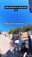 Trafikte ön kaldırmasını istediği motorcunun polis çıkması kadar şanssız olmak  [ taylımotor - Youtube]