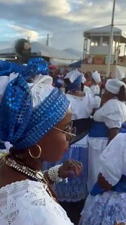 Com saião e pombas brancas, Filhas de Gandhy iniciam desfile no Circuito Dodô