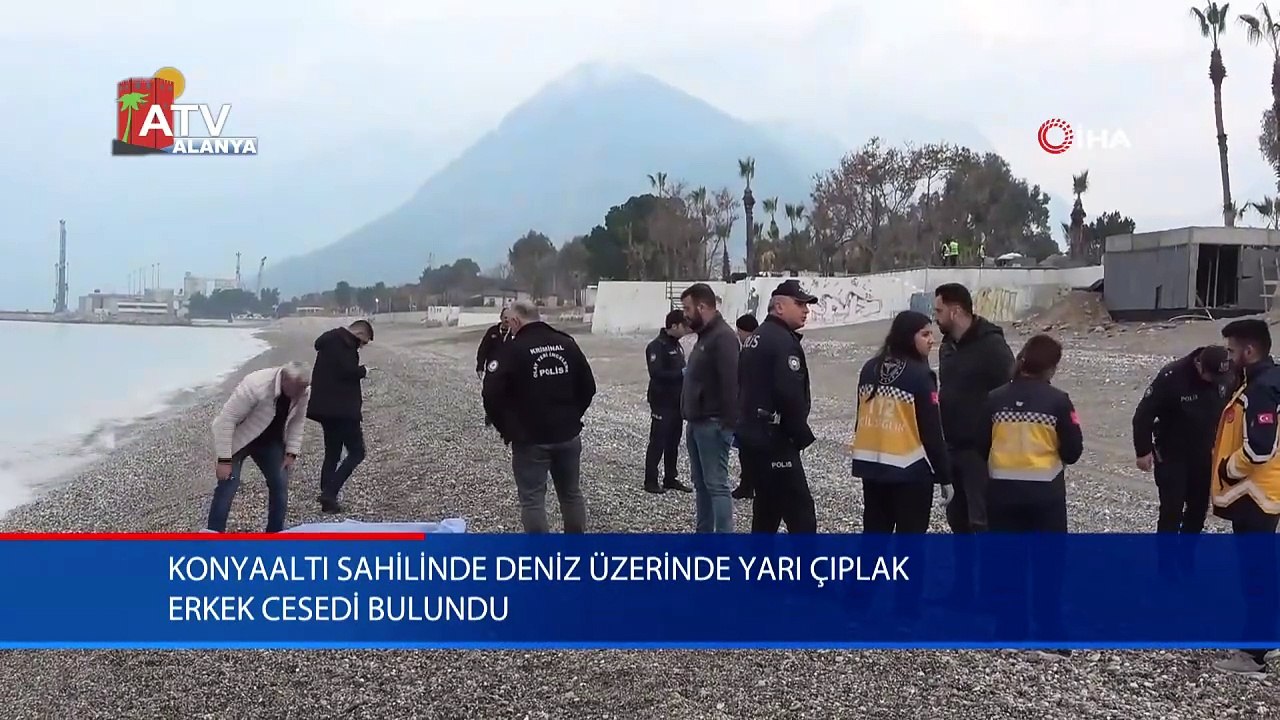 Konyaaltı sahilinde deniz üzerinde yarı çıplak erkek cesedi bulundu