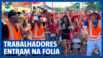 Trabalhadores entram na folia no "É o Amô"