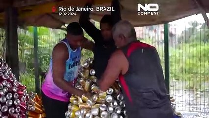 شاهد:لنشر الوعي البيئي.. بزاريليون يتجولون بملابس مصنوعة من عبوات الألمنيوم في كرنفال مادري دي ديوس