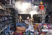 Galpão de loja de doces pega fogo e mobiliza bombeiros do DF