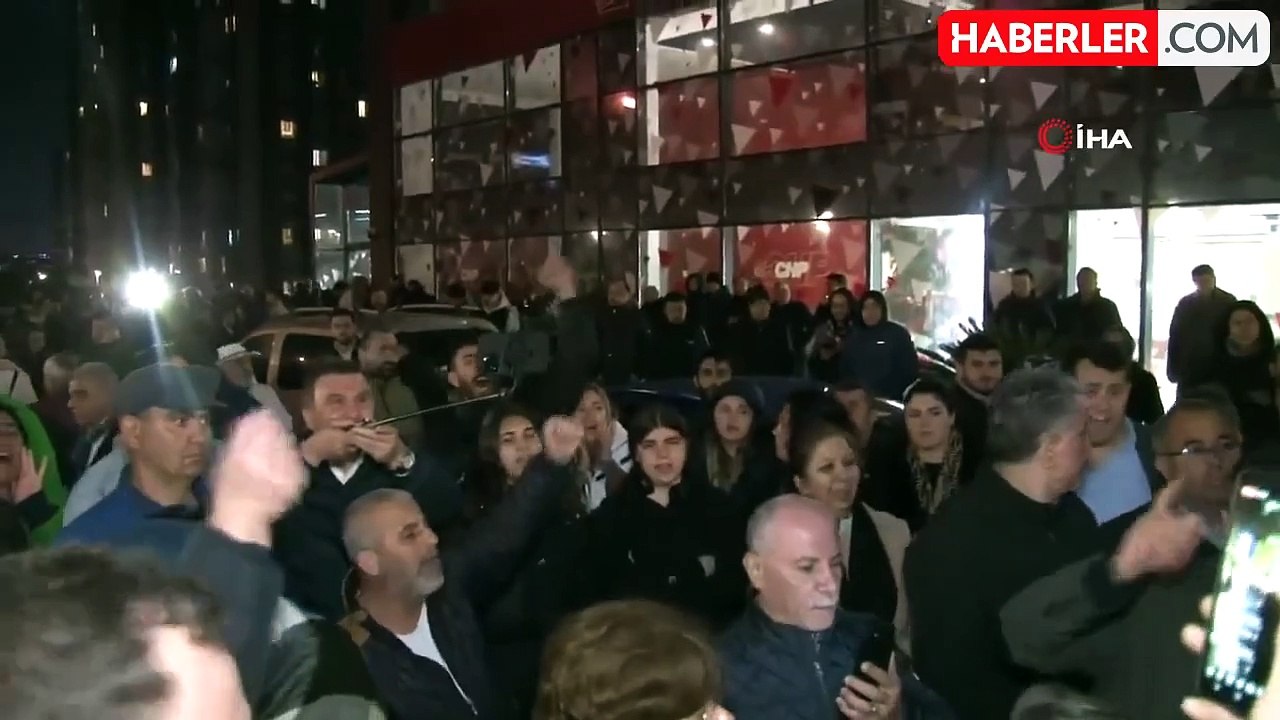 CHP'lilerin İstanbul İl Başkanlığı önündeki protestoları devam ediyor