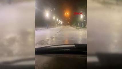 Çeşme dolu yağışı ile beyaza bürüdü