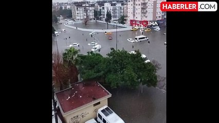 Antalya'da sel suları araçları yuttu
