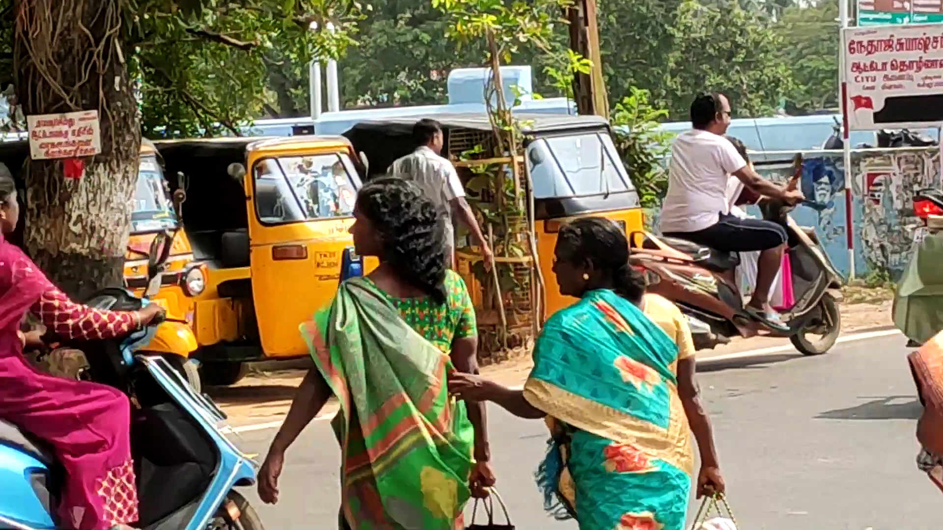 நெரிசலில் சிக்கி தவித்த வாகனங்கள்; கைக்குழந்தையுடன் களத்தில் இறங்கி போக்குவரத்தை சரி செய்த காவலர்