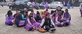 Video: कक्ष के बाहर नहीं आई प्राचार्य तो धरने पर बैठ गई गल्र्स कॉलेज की छात्राएं