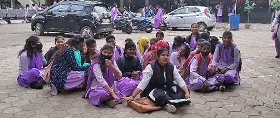 Video: कक्ष के बाहर नहीं आई प्राचार्य तो धरने पर बैठ गई गल्र्स कॉलेज की छात्राएं