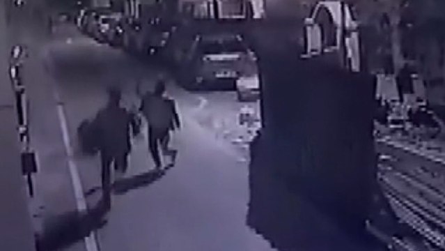 Market sahibi bıçaklı saldırgana copla kovaladı