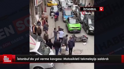 İstanbul’da yol verme kavgası: Motosikleti tekmeleyip saldırdı