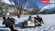 Van'da kar altında kalan samanlar hayvanlara kızakla taşındı
