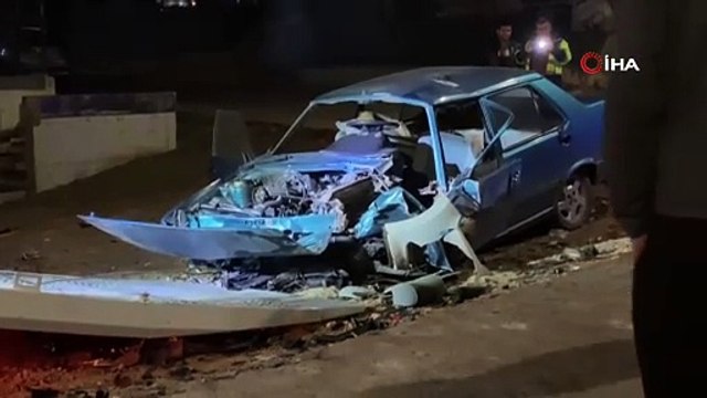 Kafa kafaya çarpışan iki otomobil hurdaya döndü: 3 yaralı