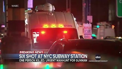 下载视频: Etats-Unis: Une personne est morte et cinq autres ont été blessées après des coups de feu tirés sur un quai du métro de New York - Le tireur est en fuite - VIDEO